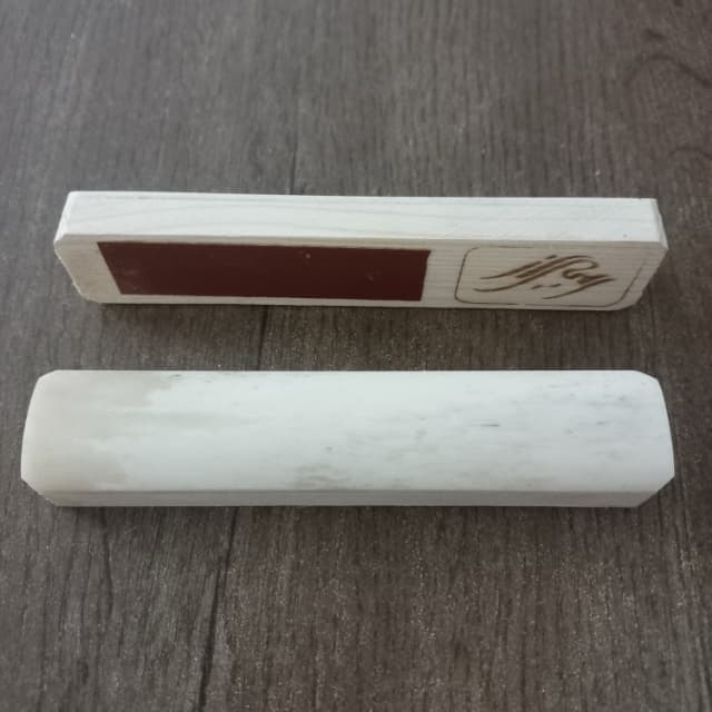 قط زن استخوان شتر سمباده دار